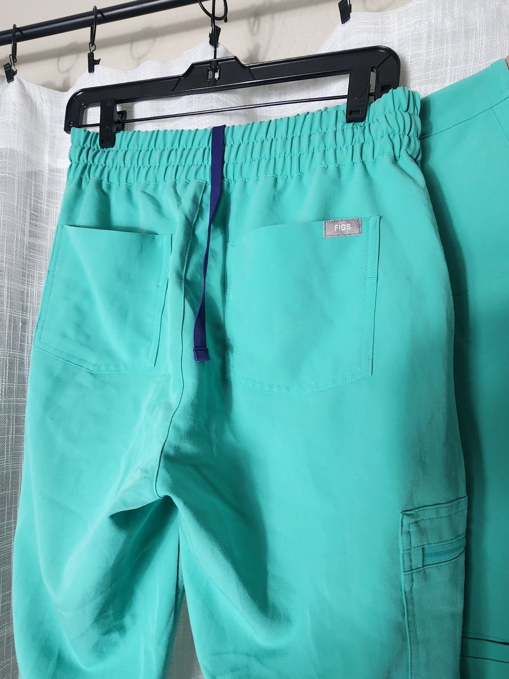 FIGS Women's Teal V-Neck Scrub Top & Jogger Set - Picture 6 of 10
